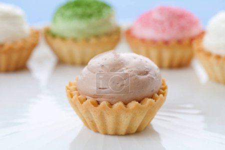 Téléchargez les photos : Vue rapprochée de délicieux cupcakes colorés - en image libre de droit