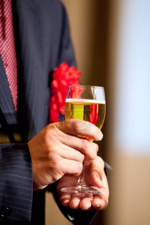Téléchargez les photos : Homme avec une coupe de champagne - en image libre de droit