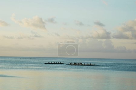 Téléchargez les photos : Magnifique coucher de soleil sur le fond de la mer vue - en image libre de droit