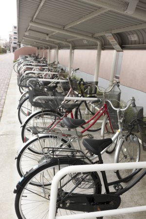 Foto de Bicicletas aparcadas en la ciudad - Imagen libre de derechos
