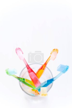 Téléchargez les photos : Pinceaux dentaires colorés sur fond blanc. - en image libre de droit