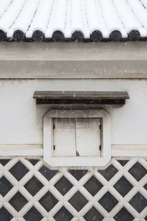 Foto de Casa blanca con ventana en invierno - Imagen libre de derechos