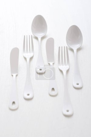 Téléchargez les photos : Cuillères et fourchettes en plastique - en image libre de droit