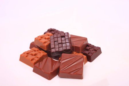 Foto de Vista de cerca de deliciosos dulces caramelos de chocolate sobre fondo claro - Imagen libre de derechos