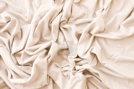 Téléchargez les photos : Tissu de soie froissé blanc. fond abstrait. foyer doux. - en image libre de droit