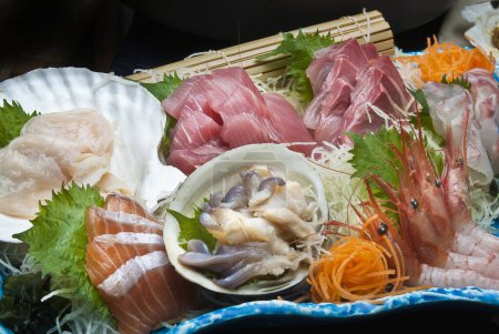 Téléchargez les photos : Plan rapproché de délicieux plats japonais de fruits de mer sashimi au restaurant - en image libre de droit