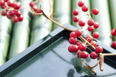 Téléchargez les photos : Canneberges sur fond de bambou vert - en image libre de droit