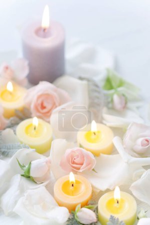 Foto de Velas para spa y flores sobre fondo blanco, primer plano - Imagen libre de derechos