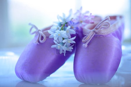 Foto de Zapatos de ballet púrpura con flores en el fondo - Imagen libre de derechos
