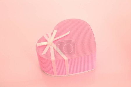Foto de Caja de regalo rosa sobre fondo rosa - Imagen libre de derechos
