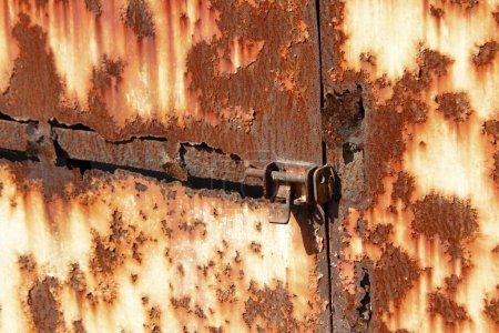 Téléchargez les photos : Vieille porte rouillée avec fer à repasser - en image libre de droit