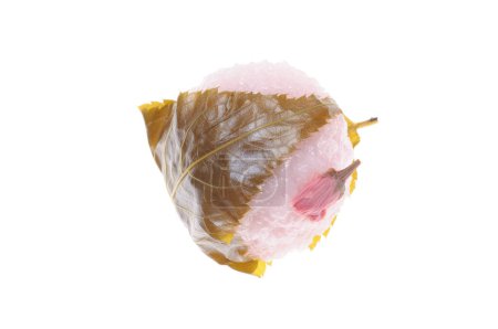 Téléchargez les photos : Sakura Mochi, dessert japonais de printemps enveloppé d'une feuille de sakura marinée au sel, isolé sur fond blanc - en image libre de droit