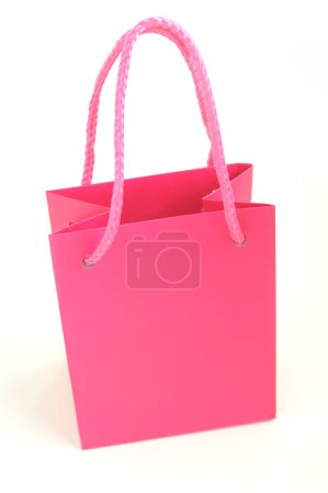 Foto de Bolsa de papel rosa aislada sobre fondo blanco - Imagen libre de derechos