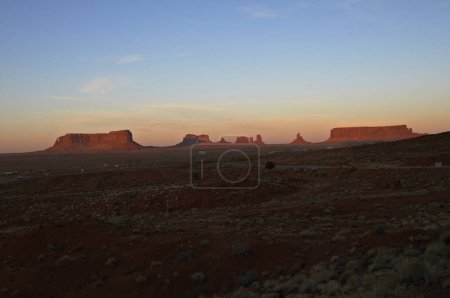 Téléchargez les photos : Monument Valley à la frontière entre l'Arizona et l'Utah aux États-Unis. - en image libre de droit