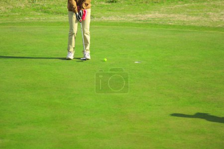 Téléchargez les photos : Homme jouant au golf sur herbe verte - en image libre de droit
