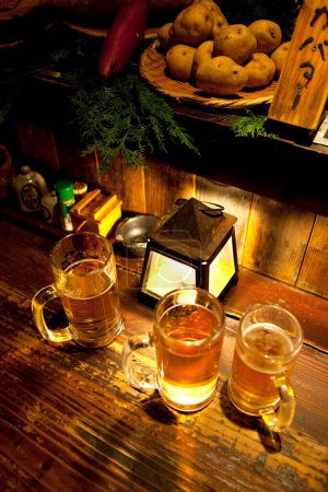 Téléchargez les photos : Verres à bière sur une table en bois - en image libre de droit