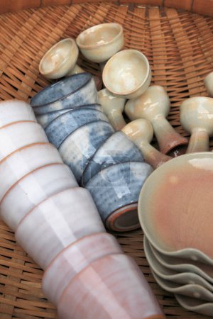 vue rapprochée des produits de poterie de la ville de Hagi