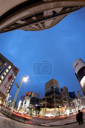 Téléchargez les photos : La vue de nuit sur les rues de la ville - en image libre de droit
