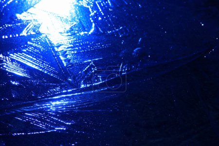Téléchargez les photos : Texture bleue de glace sur le verre. contexte. - en image libre de droit