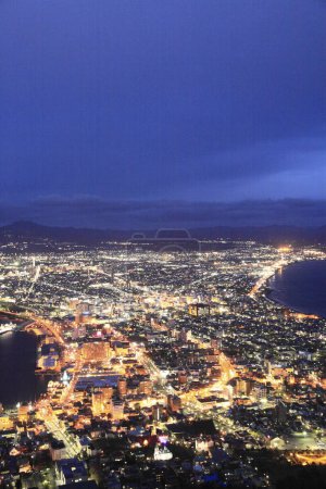Téléchargez les photos : Belle vue sur le fond de la ville de nuit - en image libre de droit