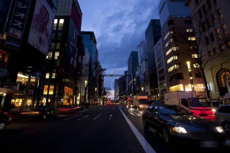 Foto de Ciudad moderna con luces por la noche - Imagen libre de derechos