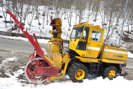 Foto de Máquina de eliminación de nieve en un bosque de invierno - Imagen libre de derechos