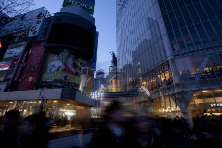 Foto de Vista crepuscular de la calle iluminada de la ciudad de Tokio, Japón - Imagen libre de derechos