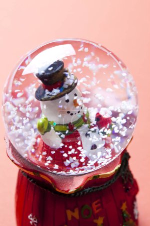 Foto de Hermosa bola de nieve con un muñeco de nieve dentro de ella, de cerca - Imagen libre de derechos