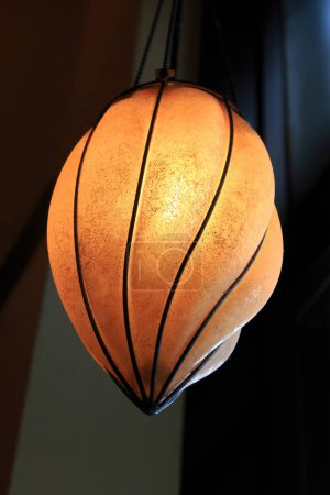 Foto de Lámpara de luz decorativa en un techo - Imagen libre de derechos
