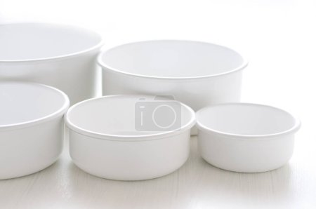 Foto de Cuencos vacíos de cerámica blanca - Imagen libre de derechos