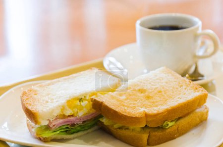 Téléchargez les photos : Sandwich au pain et fromage frais sur assiette - en image libre de droit