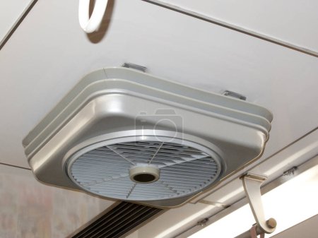Téléchargez les photos : Système de ventilation au plafond dans un bâtiment moderne - en image libre de droit
