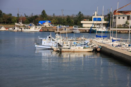 Téléchargez les photos : Un port avec plusieurs bateaux amarrés et un bâtiment en arrière-plan - en image libre de droit