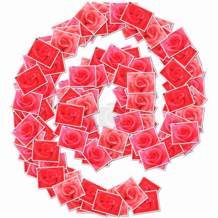 Téléchargez les photos : Symbole @ fait de cartes à jouer avec des roses rouges - en image libre de droit