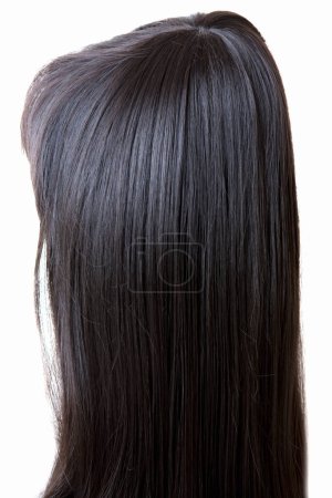 Téléchargez les photos : Brunette ou cheveux noirs. Cheveux longs noirs femelles en noir. Belles boucles posées - en image libre de droit
