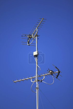 Téléchargez les photos : Antenna tower on a background of blue sky - en image libre de droit