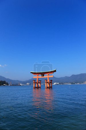 Foto de El Santuario Itsukushima es un santuario ubicado en la isla de Itsukushima en la ciudad de Hatsukaichi, Prefectura de Hiroshima.. - Imagen libre de derechos