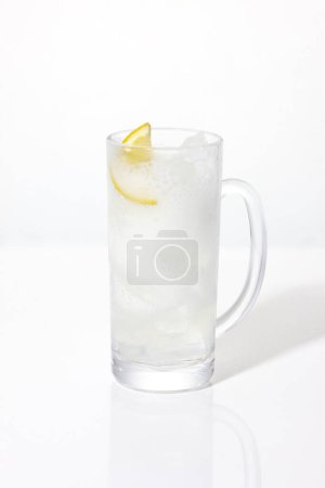 Téléchargez les photos : Tranche de citron frais dans une tasse en verre isolé sur fond blanc - en image libre de droit