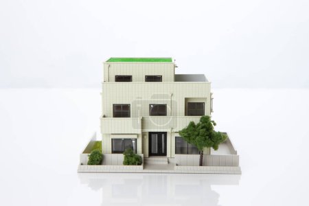 Foto de Modelo pequeño de casa sobre fondo blanco, concepto de hipoteca - Imagen libre de derechos