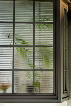 Téléchargez les photos : Fenêtre moderne et maison en bois - en image libre de droit