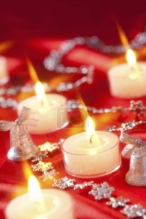 Foto de Velas ardientes en rojo, decoración de Navidad en la mesa - Imagen libre de derechos