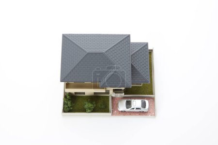 Téléchargez les photos : Petit modèle de maison sur fond blanc, concept hypothécaire - en image libre de droit