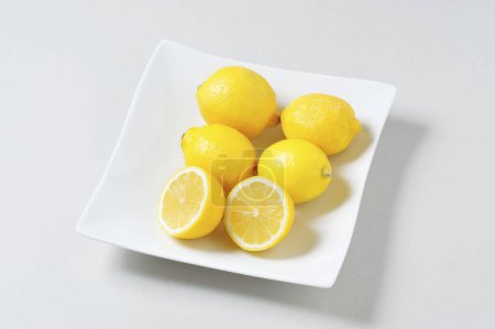 Téléchargez les photos : Pile de citrons frais isolés sur fond blanc - en image libre de droit