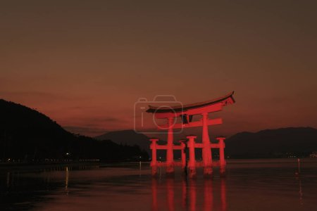 Ein Blick auf den Großen Torii auf der Insel Miyajima