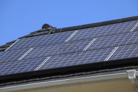 Foto de Paneles solares en el techo de una casa - Imagen libre de derechos