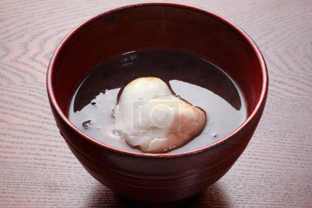 Japanische Küche shiruko.Shiruko ist eine süße Suppe mit Adzuki-Bohnen und Reiskuchen.