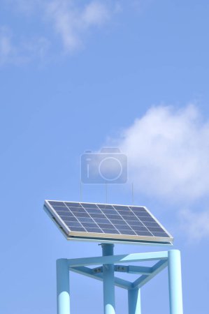 Foto de Paneles de energía solar con fondo de cielo azul - Imagen libre de derechos