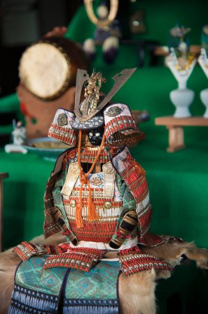 Traditionelle Satsuki-Puppe im japanischen Stil im Hintergrund, Nahaufnahme