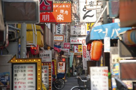 Foto de Pancartas y visitantes en la calle del mercado en Japón - Imagen libre de derechos