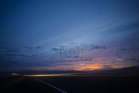 Téléchargez les photos : Autoroute avec beau ciel et nuages - en image libre de droit